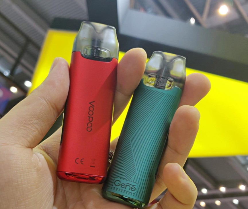 VooPoo V.thru v dlani