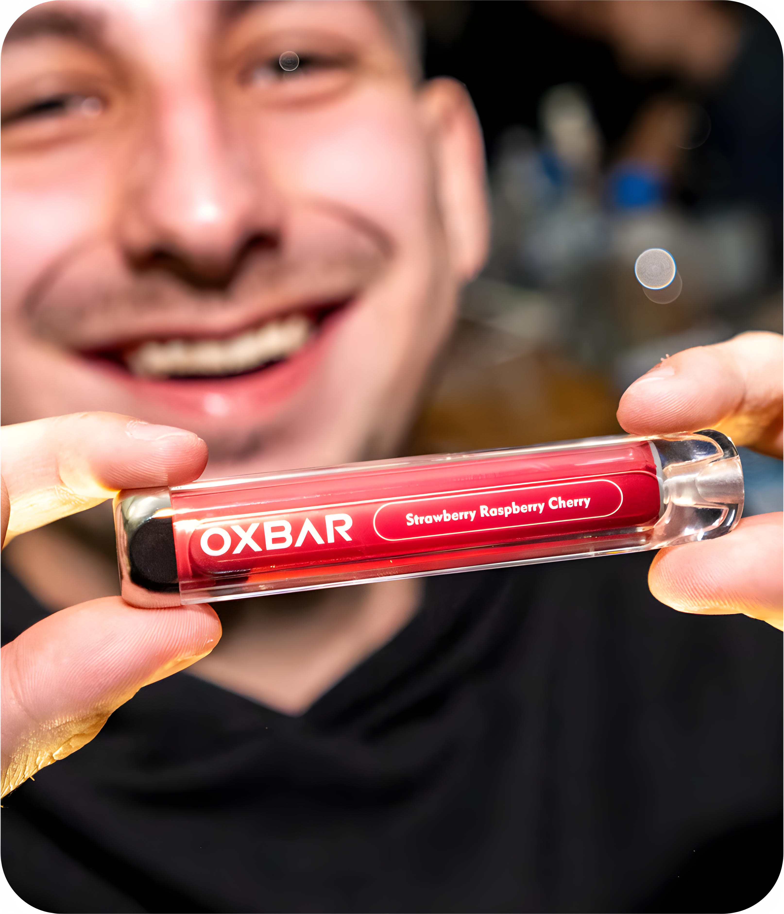 Osoba držící červenou jednorázovou e-cigaretu OXBAR C800 v ruce