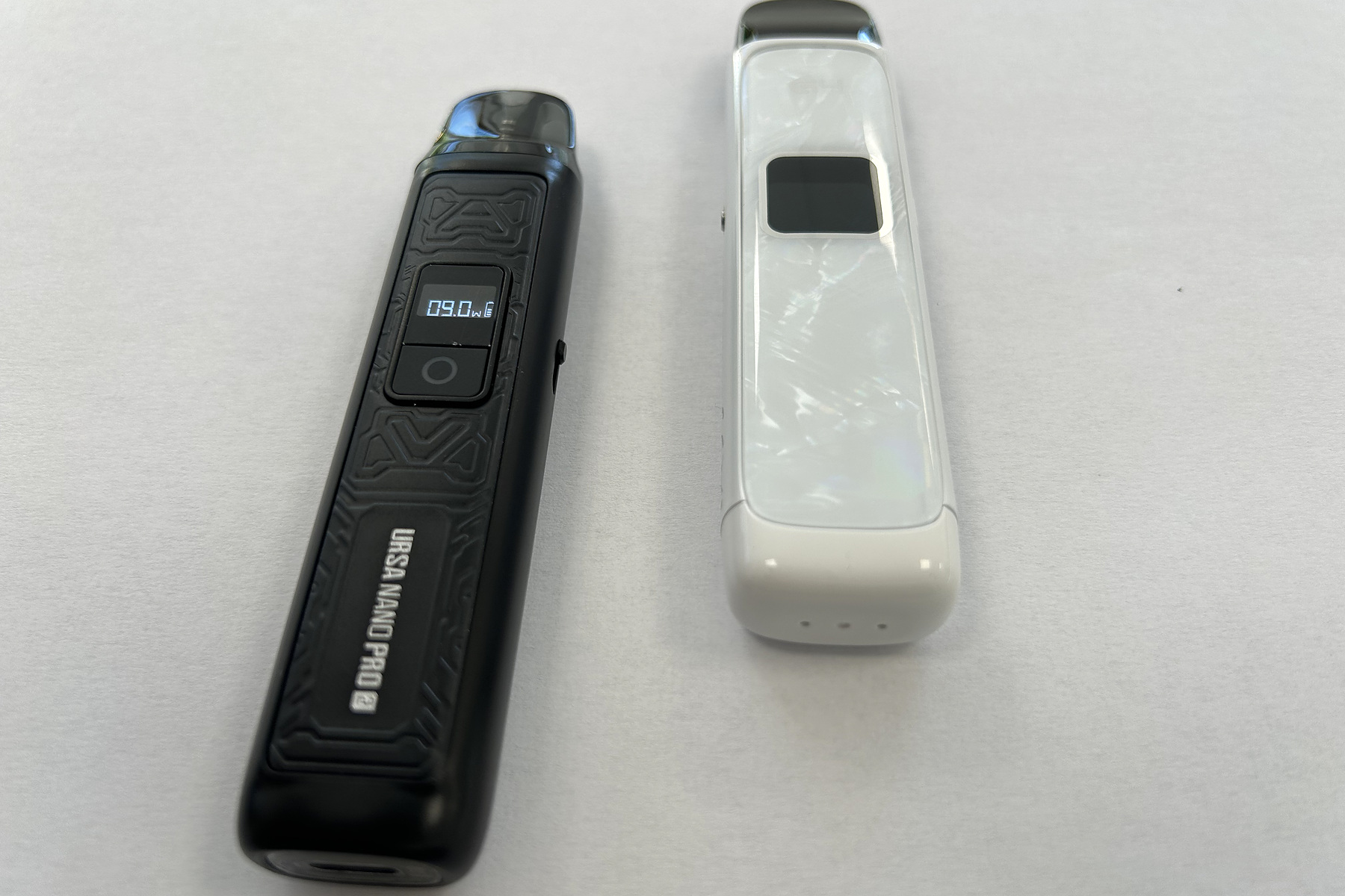 Lost Vape Ursa Nano Pro 2 a bílý Uwell Caliburn G4 položené vedle sebe