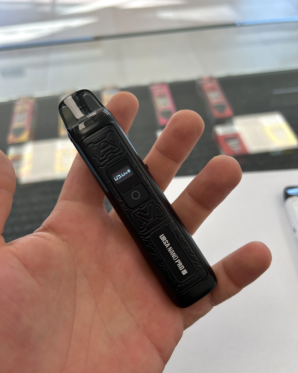 Černý Lost Vape Ursa Nano Pro 2 v ruce