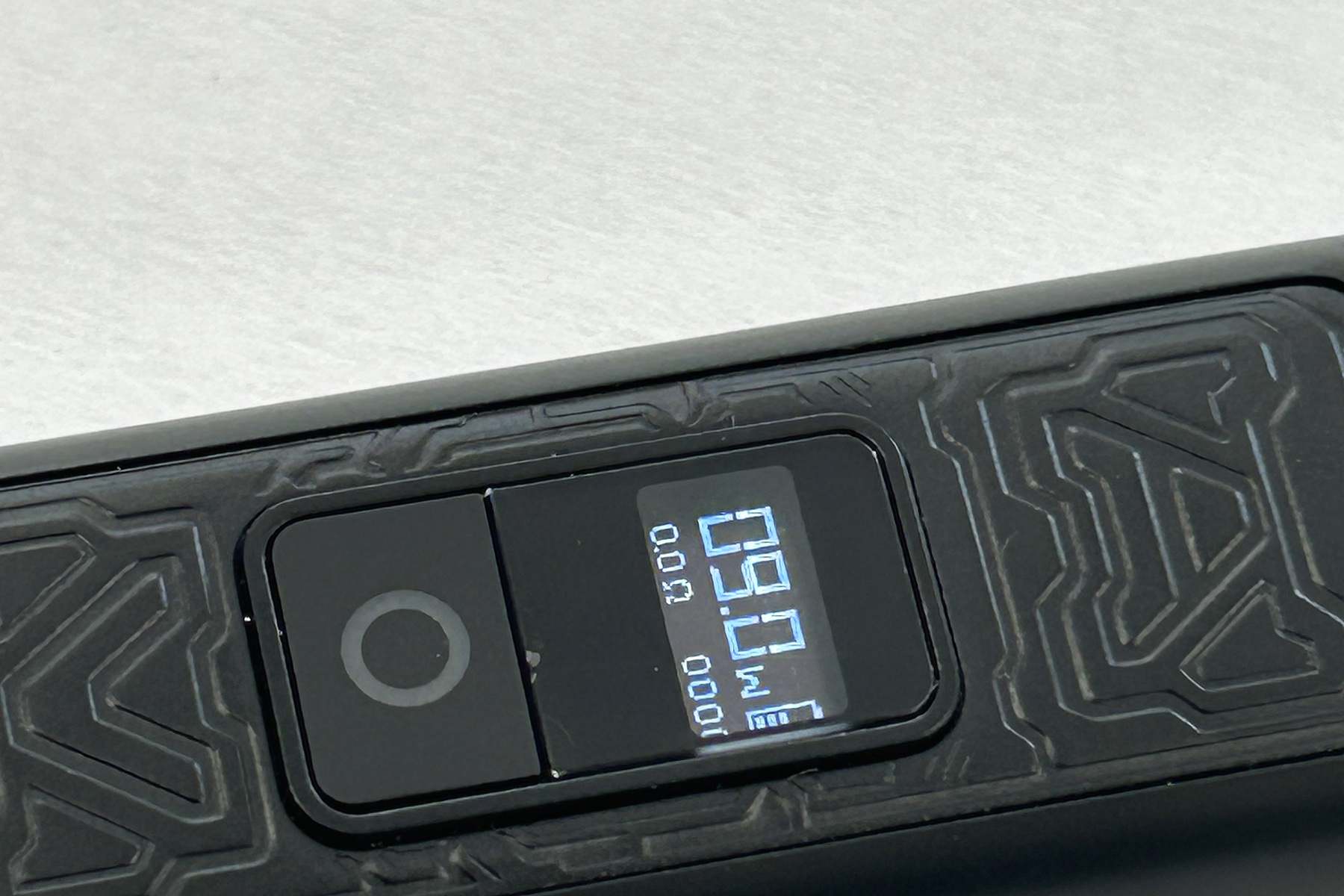 Detail OLED displeje a ovládacího tlačítka Lost Vape Ursa Nano Pro 2