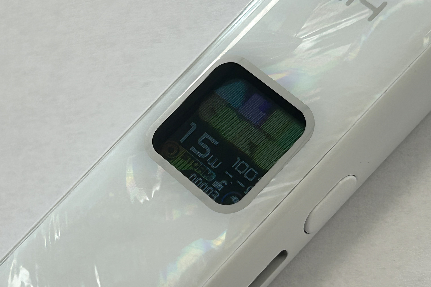 Detail barevného displeje bílého Uwell Caliburn G4