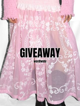 Komu patria tieto šaty? *worldwide Súťaž o unikátny upcyklovaný kúsok ušitý z materiálov z druhej ruky ako poďakovanie, za...