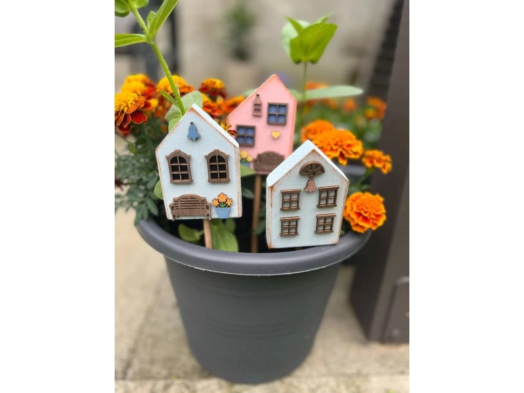 Dřevěné domečky do truhlíků – zapichovací dekorace k dotvoření