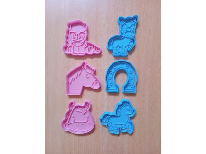 vykrajovátko s náznakem motivu – sada vykrajovátek  koně