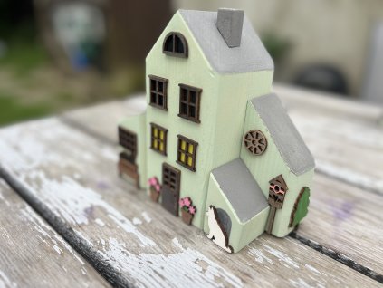 originální dřevěný domeček – ručně malovaný, 18,5 × 8 × 17 cm – dřevěná dekorace