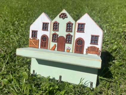 dřevěný věšák na klíče s poličkou – ulička domečků, ručně malovaný – dřevěná dekorace