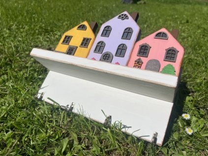 dřevěný věšák na klíče s poličkou – ulička domečků, ručně malovaný - 4 háčky – dřevěná dekorace