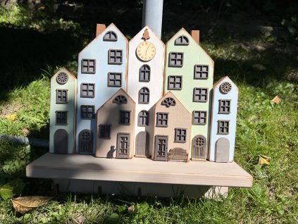 dřevěný věšák na klíče s poličkou – historická ulička, ručně malovaný 5 háčků – dřevěná dekorace