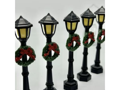 mini pouliční lampa s vánočním věncem – 9,2 cm – dřevěná dekorace