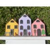 dřevěný věšák na klíče s poličkou – ulička domečků, ručně malovaný - 4 háčky – detail produktu