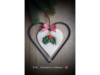 Kovový závěs srdce s cesmínou, vánoční závěs, vánoční dárek, dekorave do bytu, ruční práce, kov, keramika, vyrobeno s láskou
