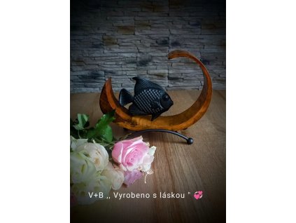 Na vlně hojnosti, autorská dekorace, kov, třešňové dřevo, ryba, černá barva, ruční práce, symbol, věk Vodnáře
