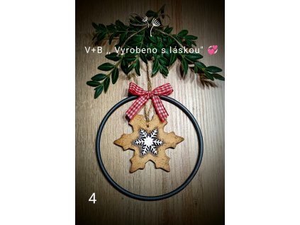 Kovový závěs s keramickou vločkou, kov černá barva, závěs na zeď, vánoční dárek, ruční práce, autorská tvorba kovářská černá barva