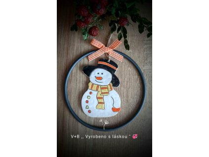 Kovový závěs se sněhulákem, dekorace do bytu, kov, černá barva, ruční práce, keramikcká ozdoba, vánoce, vyrobeno s láskou