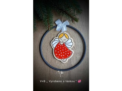 Kovový závěs s Andělkou, kov, černá barva, keramika, červená barva, andílek, ruční práce, vánoční dekorace, originální dárek, vyrobeno s láskou, dekorace na zeď
