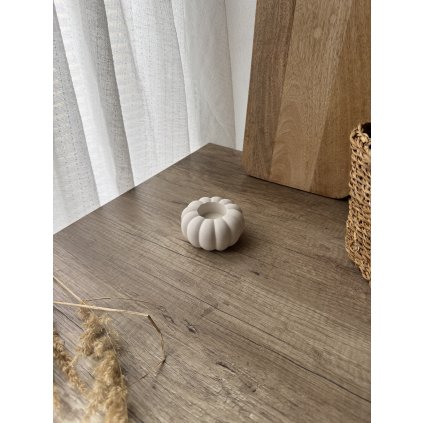 SVÍCEN VE TVARU DÝNĚ