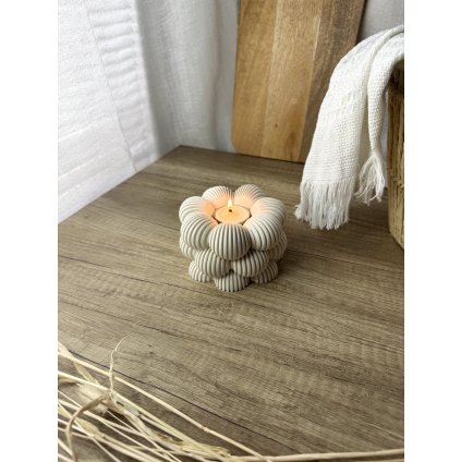 VROUBKOVANÝ SVÍCEN s čajovou svíčkou