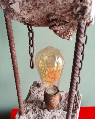 Ocel uvězněná v kameni❤ Uvnitř lampy jsou zality roxory a starý ocelový řetěz. Každý kus kovu má za sebou vlastní minulost...