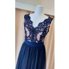Elegantné dlhé tmavomodré spoločenské šaty s čipkovaným živôtikom