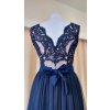 Elegantné dlhé tmavomodré spoločenské šaty s čipkovaným živôtikom
