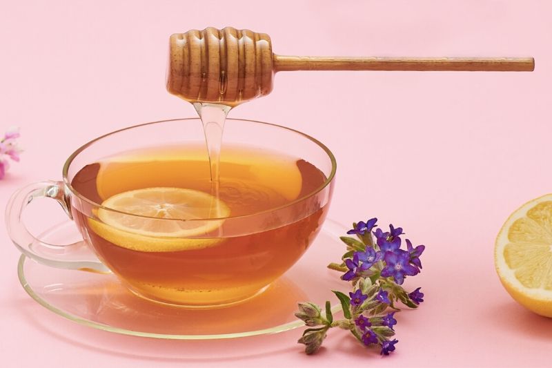 Horký čaj medu vůbec nevadí. Vysvětlím vám, proč