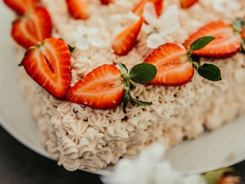 Májový dort s jahodami a medem