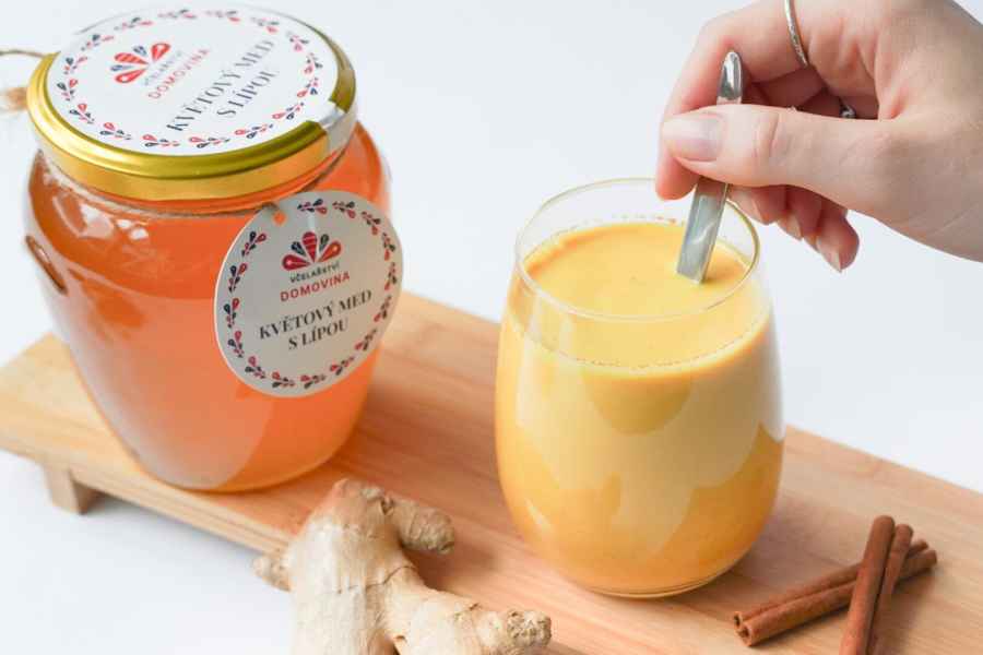 eMimino.cz, listopad 2024: recept na zlaté mléko s medem a kořením