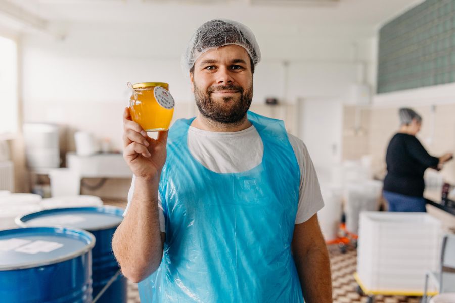 Forbes.cz, říjen 2023: článek Letos se vyrobilo více medu než…