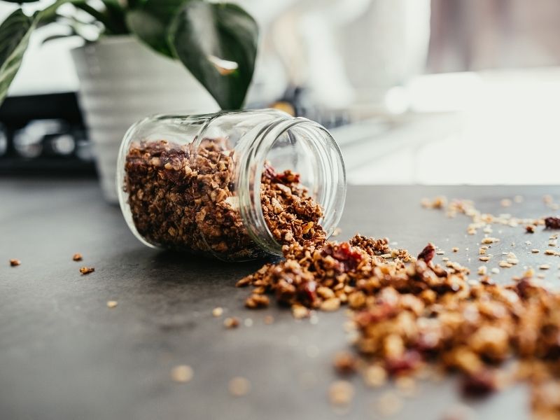 Medová granola s brusinkami a hořkou čokoládou