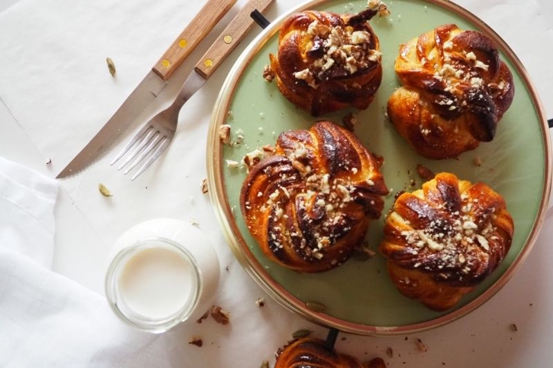 Motance s kardamomovým medem, javorovým sirupem a ořechy