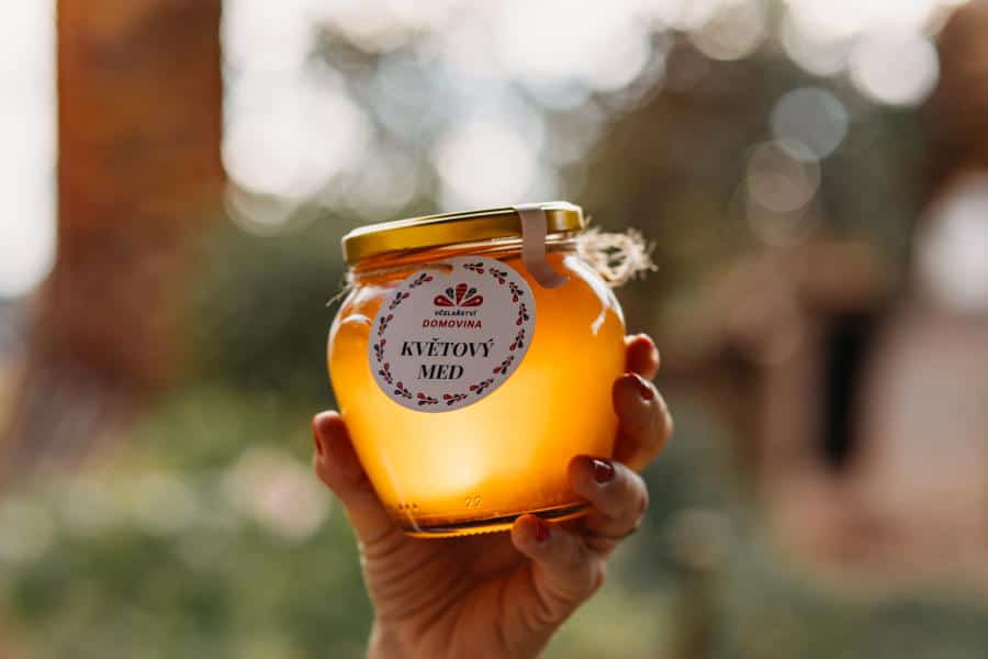 Kolik lepku obsahuje med? V kvalitním medu není žádný