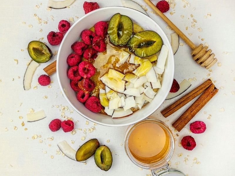 Medový bowl se švestkami