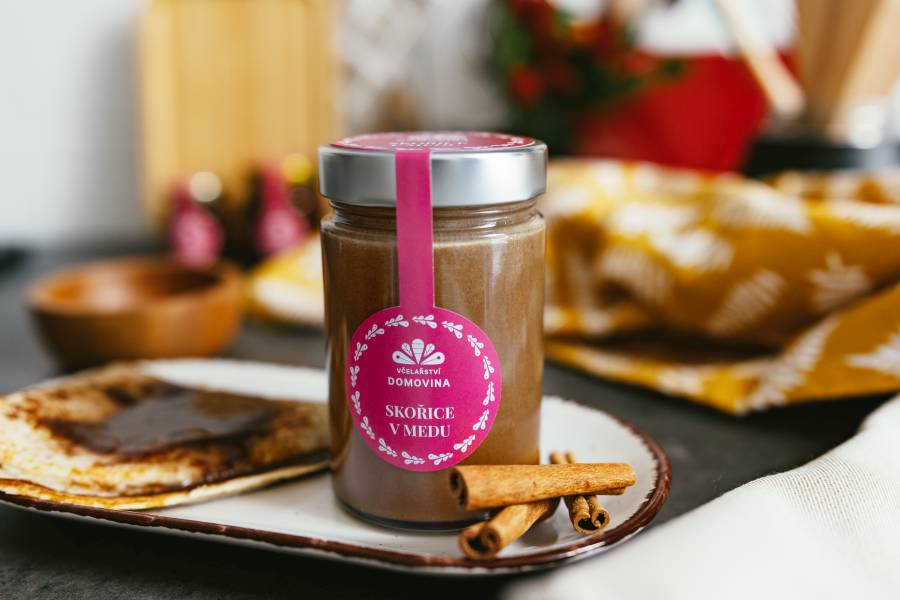 Skořici arabští kupci loupili obřím ptákům. My ji přidáváme do medu
