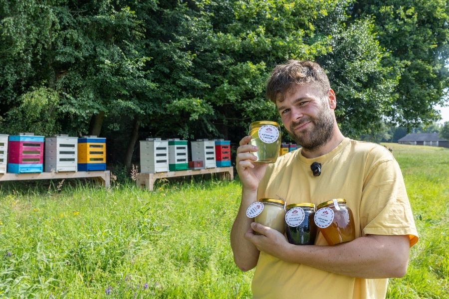 Josef a Alena z Včelařství Domovina u včelích úlů