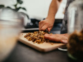  Medová granola s brusinkami a hořkou čokoládou