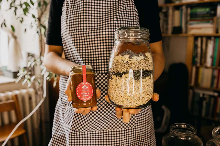 Ořechová granola ve sklenici