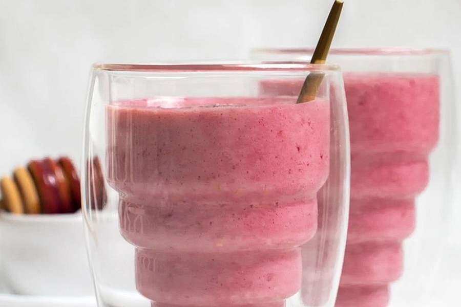 Ovocné smoothie s medem, mangem a malinami