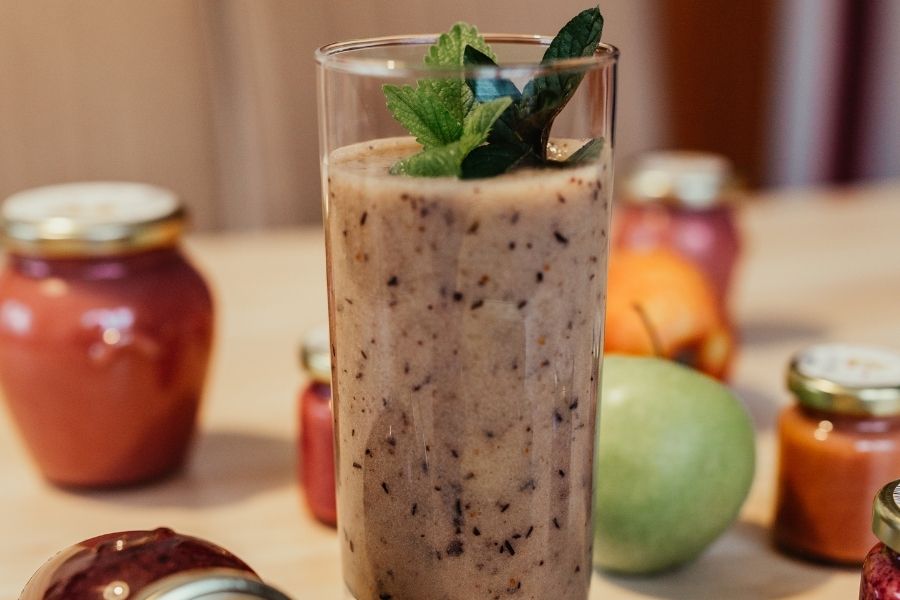 Letní smoothie s medem, banánem a borůvkami