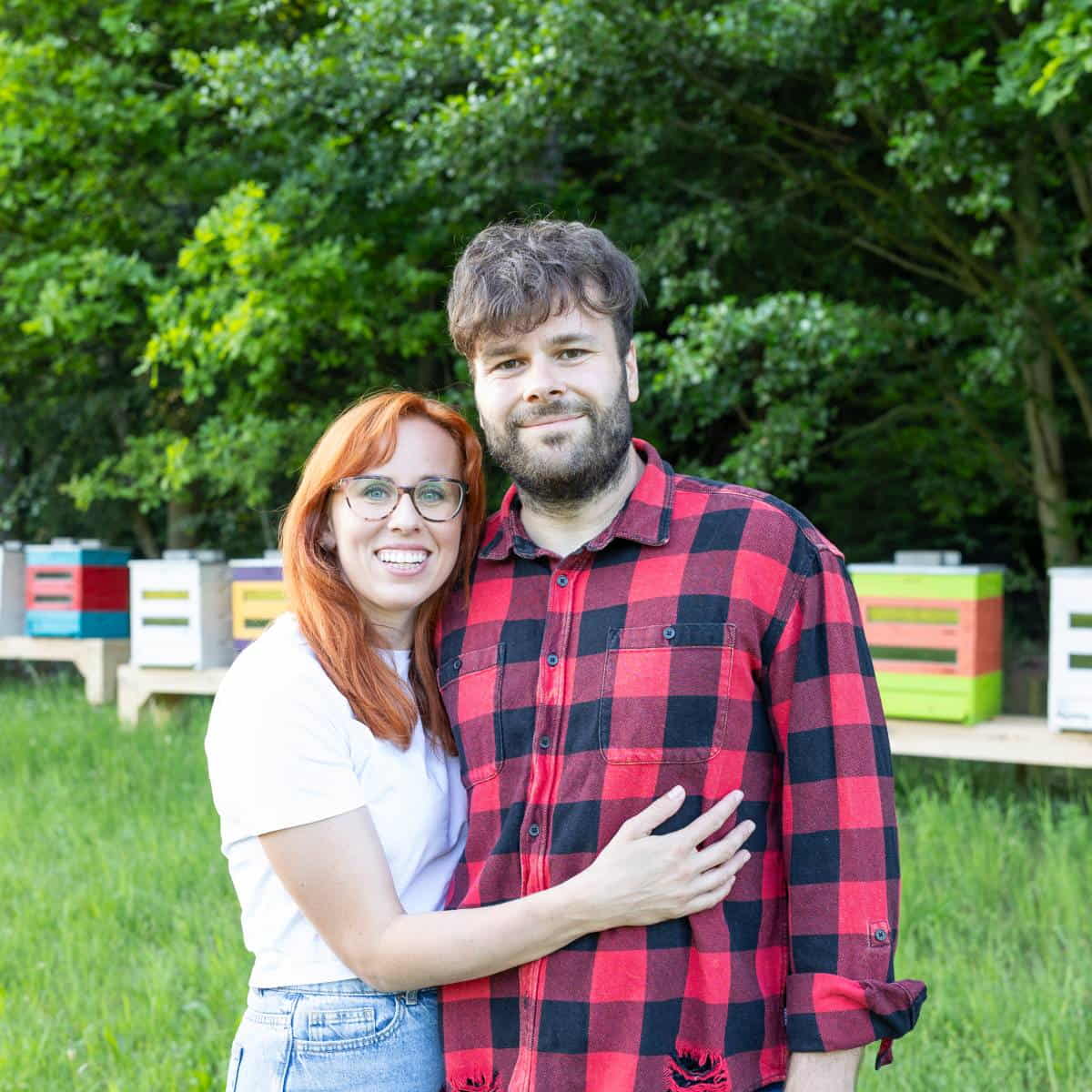 Jsme Alena a Josef ze Včelařství Domovina