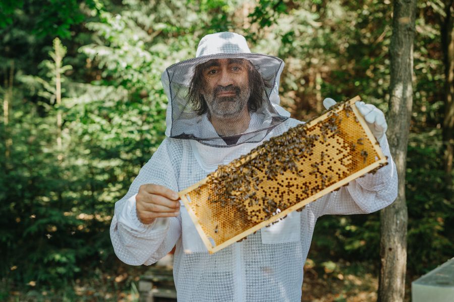 Jakub Kohák na návštěvě rodinné farmy Včelařství Domovina