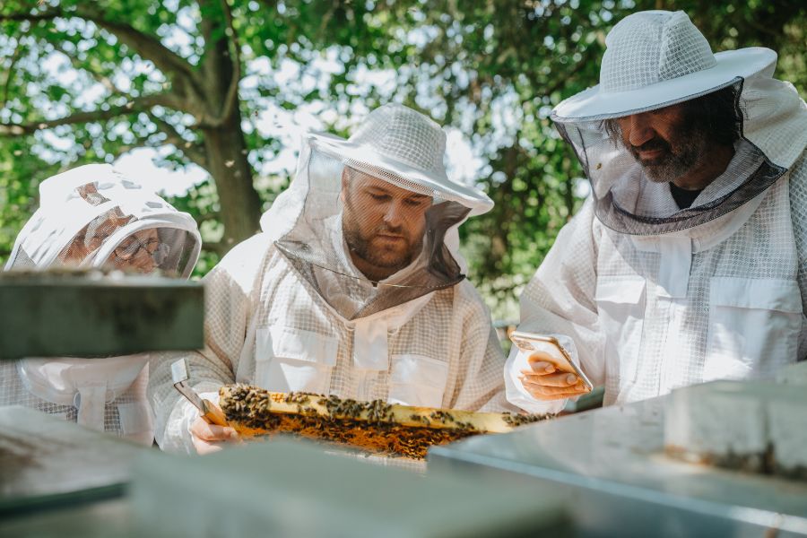 Jakub Kohák na návštěvě rodinné farmy Včelařství Domovina