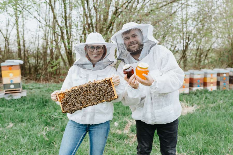 Alena a Josef Kölblovi, Včelařství Domovina