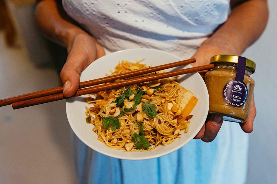Pohankové soba nudle s tofu a zázvorovým medem