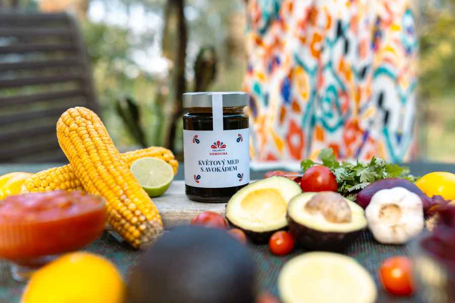 Avokádo vtáci neprehĺtajú, ale vy si na ňom v mede pochutíte. Za to vám ručím