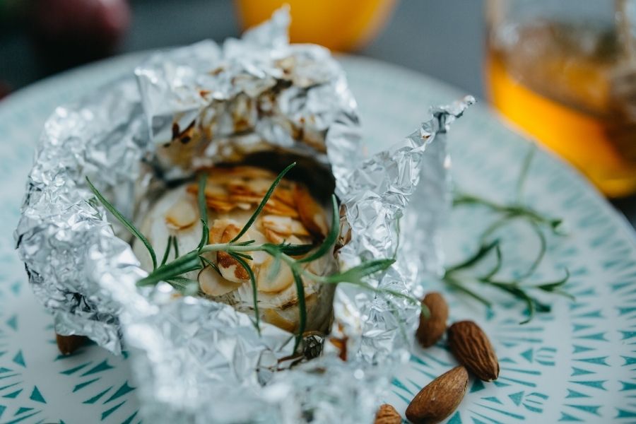 Hermelín na mede sypaný mandľami
