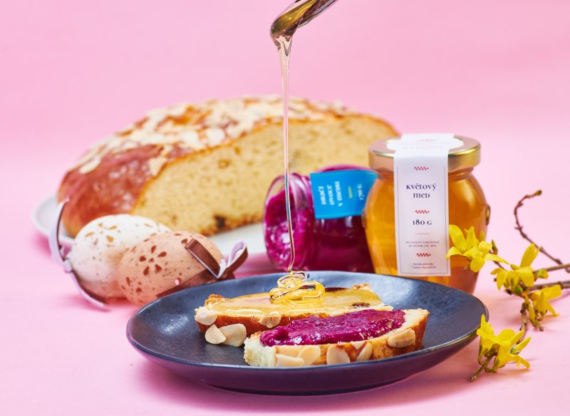 Med nepatrí do mikrovlnnej rúry. Tu sú dôvody