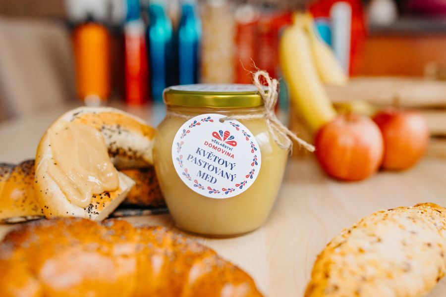 Blíži sa jeseň, hemží sa to bacilmi. Máte dostatok medu?