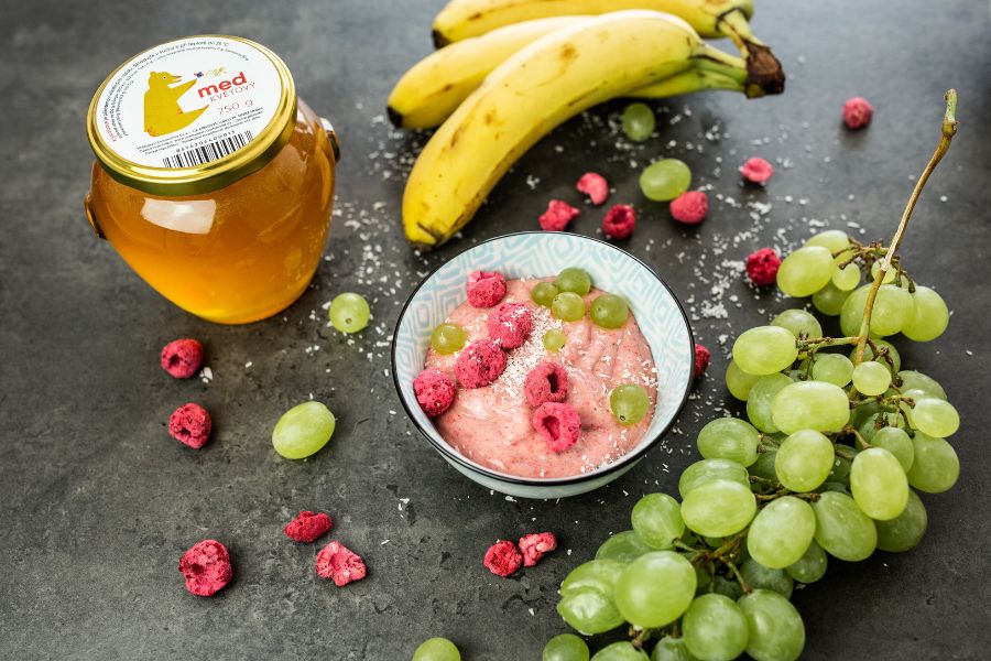Smoothie bowl z medu a mrazených banánov