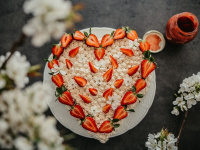  Májová torta s jahodami a medom